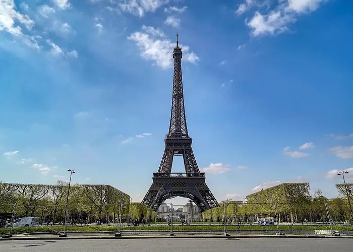213 M2 Prestige Eiffel Signature Apartment